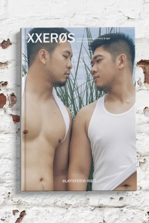 宇宙拿鐵 男性寫真：XXERØS雜誌封面，兩位男性站立於蘆葦草叢背景前側臉相對