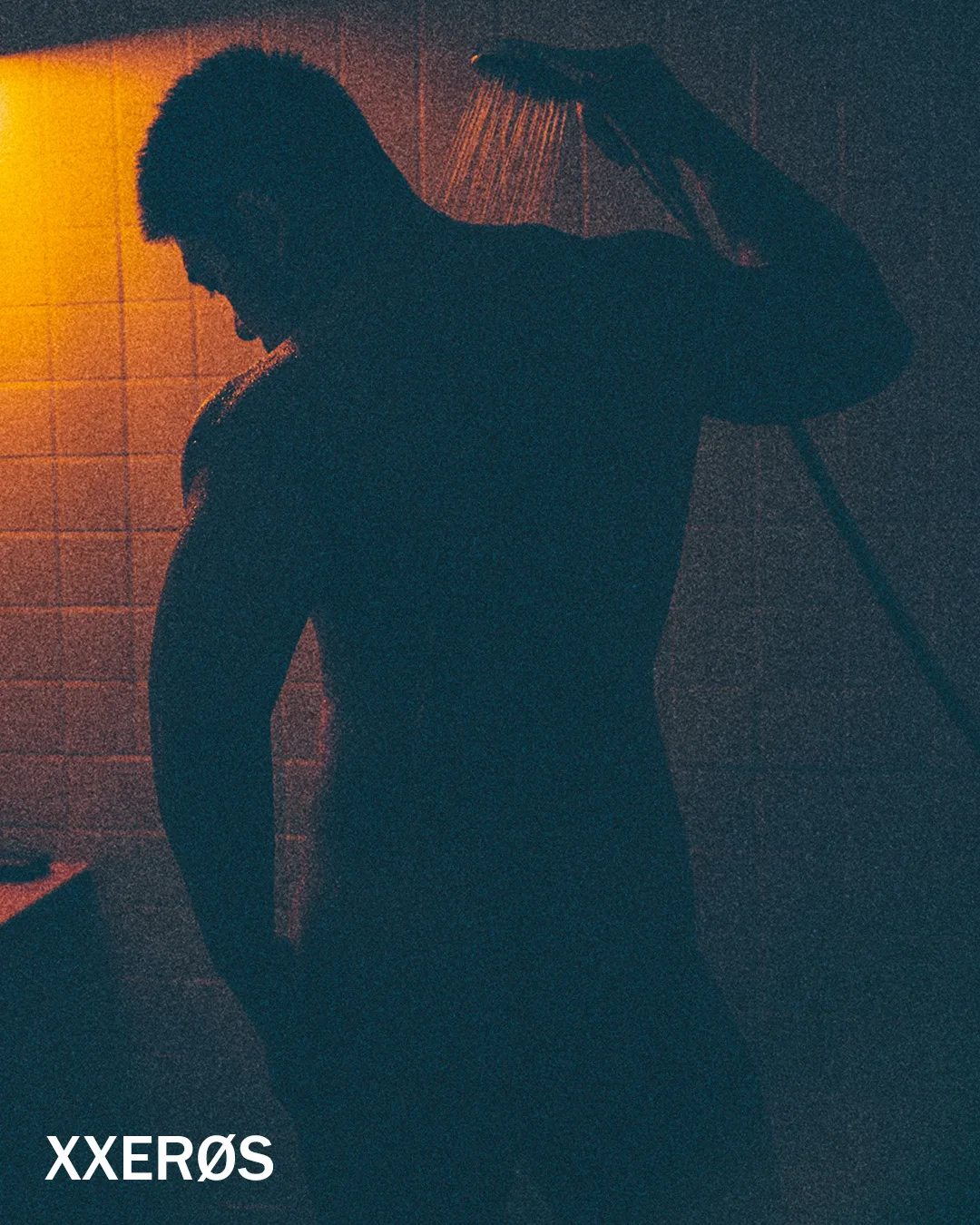 XXERØS 男體寫真誌:愛慾與錯誤的親密美學|線上電子雜誌 15 男子寫真:在冷暖剪影間交織的浴室私密光影