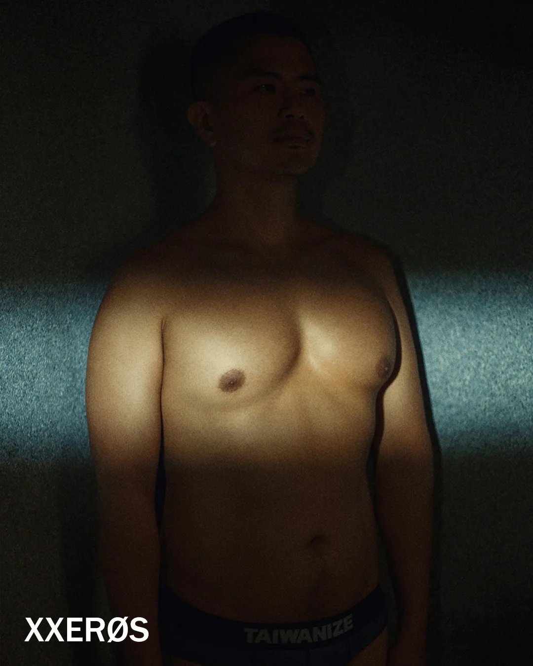 XXERØS 男體寫真誌:愛慾與錯誤的親密美學|線上電子雜誌 12 男子寫真:在光束裁切下的軀體舞台張力