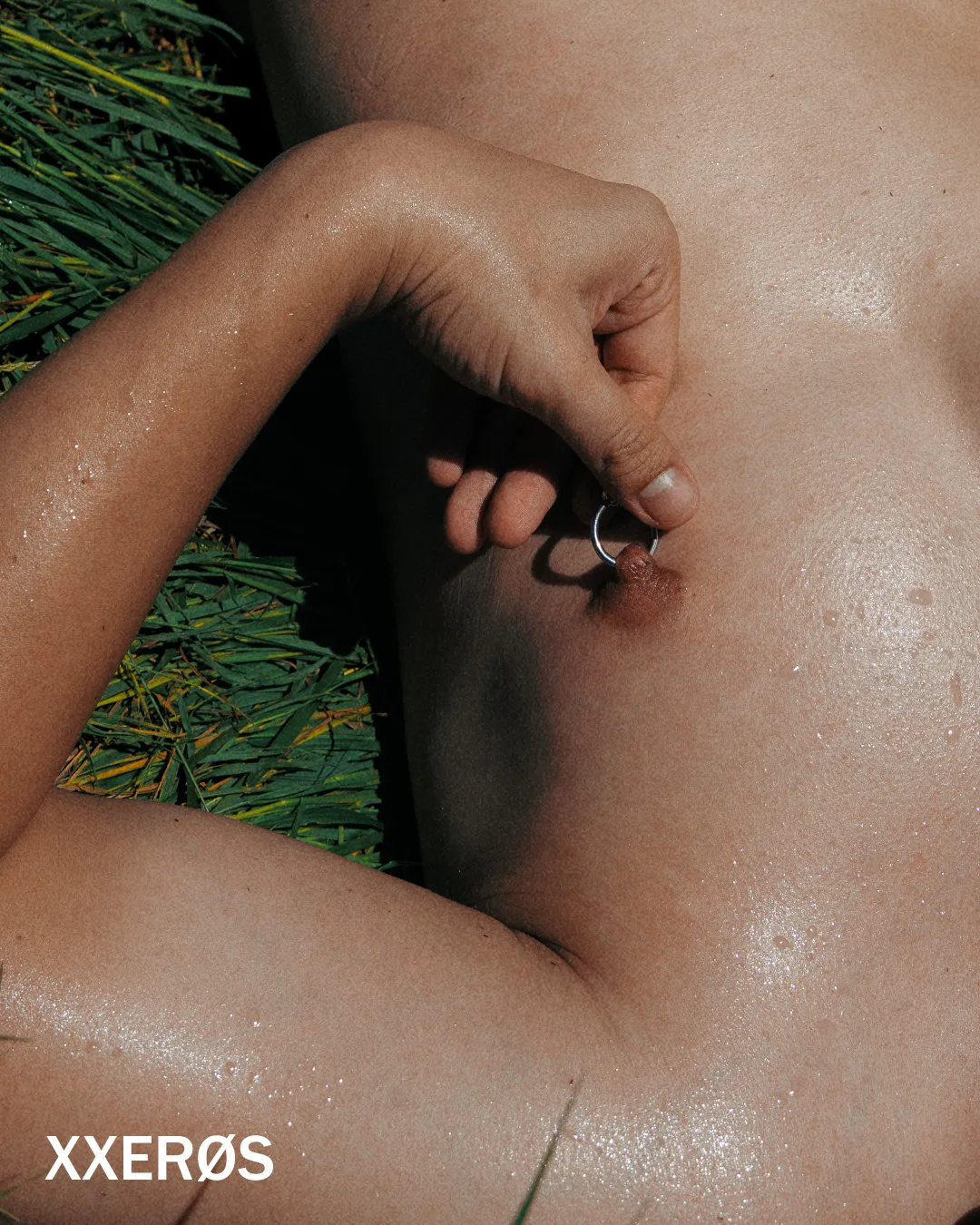 XXERØS 男體寫真誌:愛慾與錯誤的親密美學|線上電子雜誌 11 男子寫真:在烈日與草地間流淌的感官肌理
