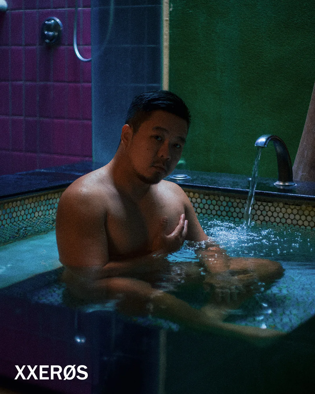 XXERØS 男體寫真誌:愛慾與錯誤的親密美學|線上電子雜誌 14 台南男子寫真:復古澡堂裡的感官顯影