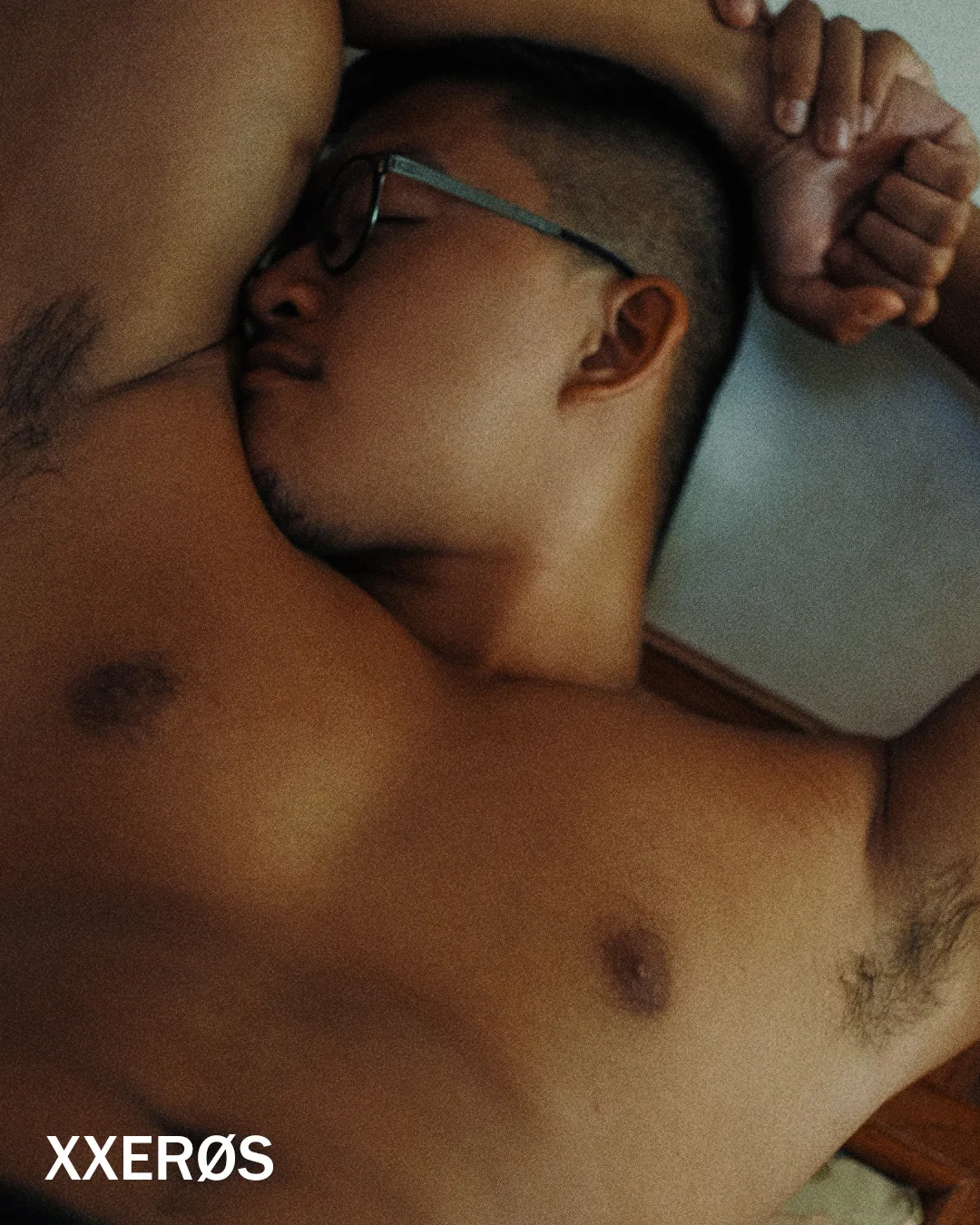 XXERØS 男體寫真誌:愛慾與錯誤的親密美學|線上電子雜誌 17 男體寫真:沉睡在午後的慵懶情慾