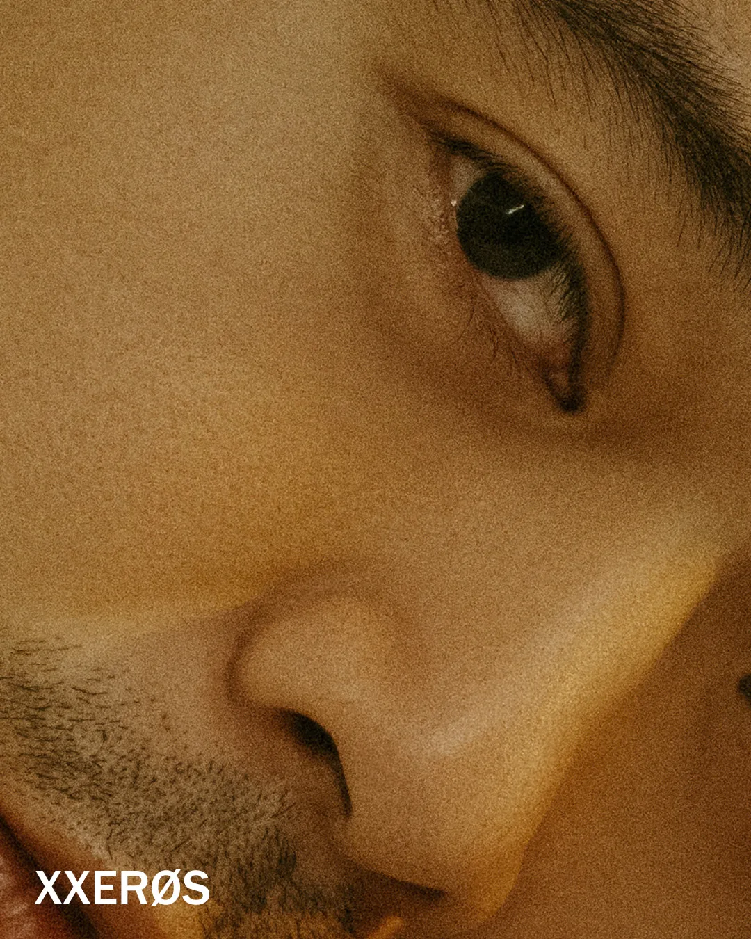 XXERØS 男體寫真誌:愛慾與錯誤的親密美學|線上電子雜誌 18 男體寫真:凝視靈魂的深邃情慾