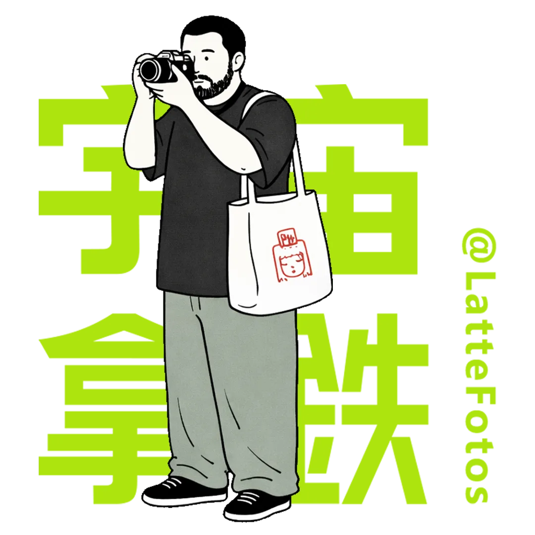 宇宙拿鐵攝影師形象插畫：一位留著鬍子的男攝影師拿著相機拍照，肩背印有紅色人頭插畫的白色帆布包，背景為亮綠色的大字「宇宙拿鐵」與綠色文字「@LatteFotos」。