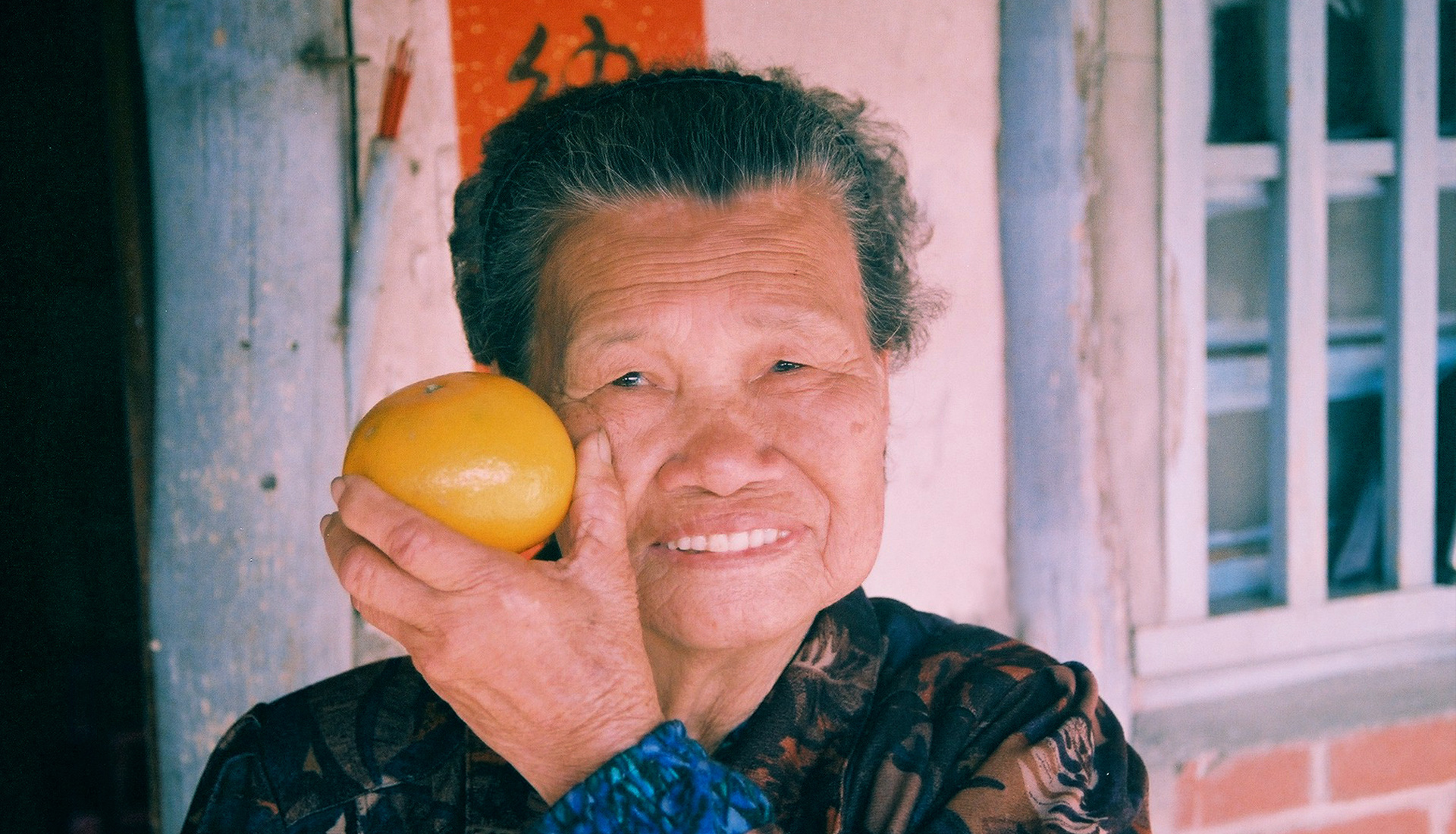 吳菊妹 | 阿婆與橘子 | 底片攝影 | film