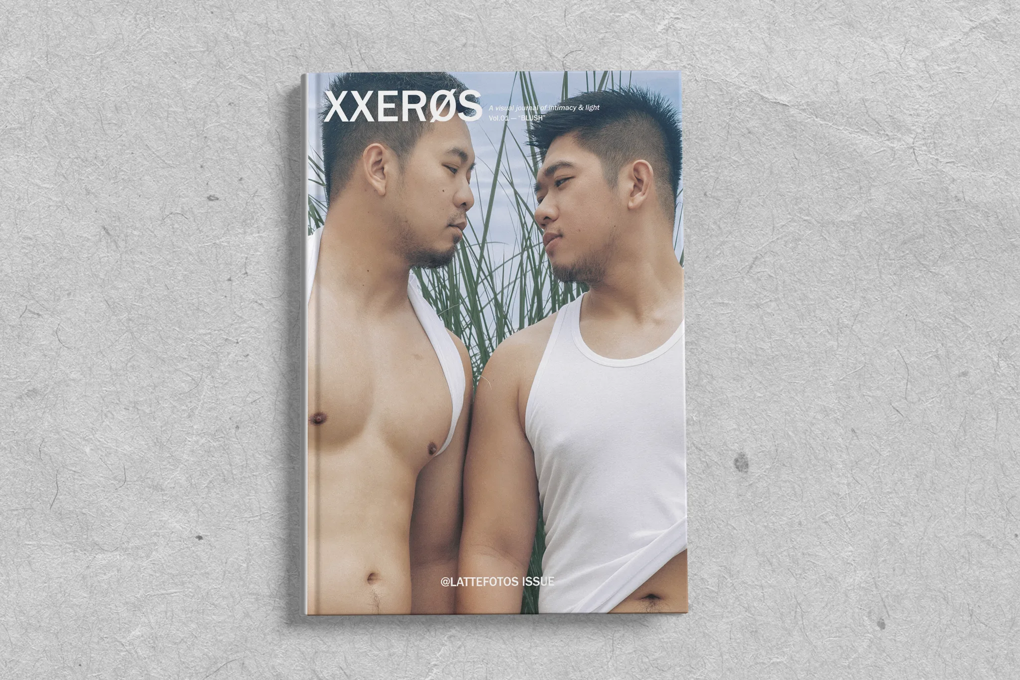 XXERØS Magazine Vol.01《BLUSH》男性寫真電子攝影誌 7 XXERØS Magazine Vol.01 男性寫真電子攝影誌:《BLUSH》封面,兩名男性面對面靠近,自然光線下的親密距離