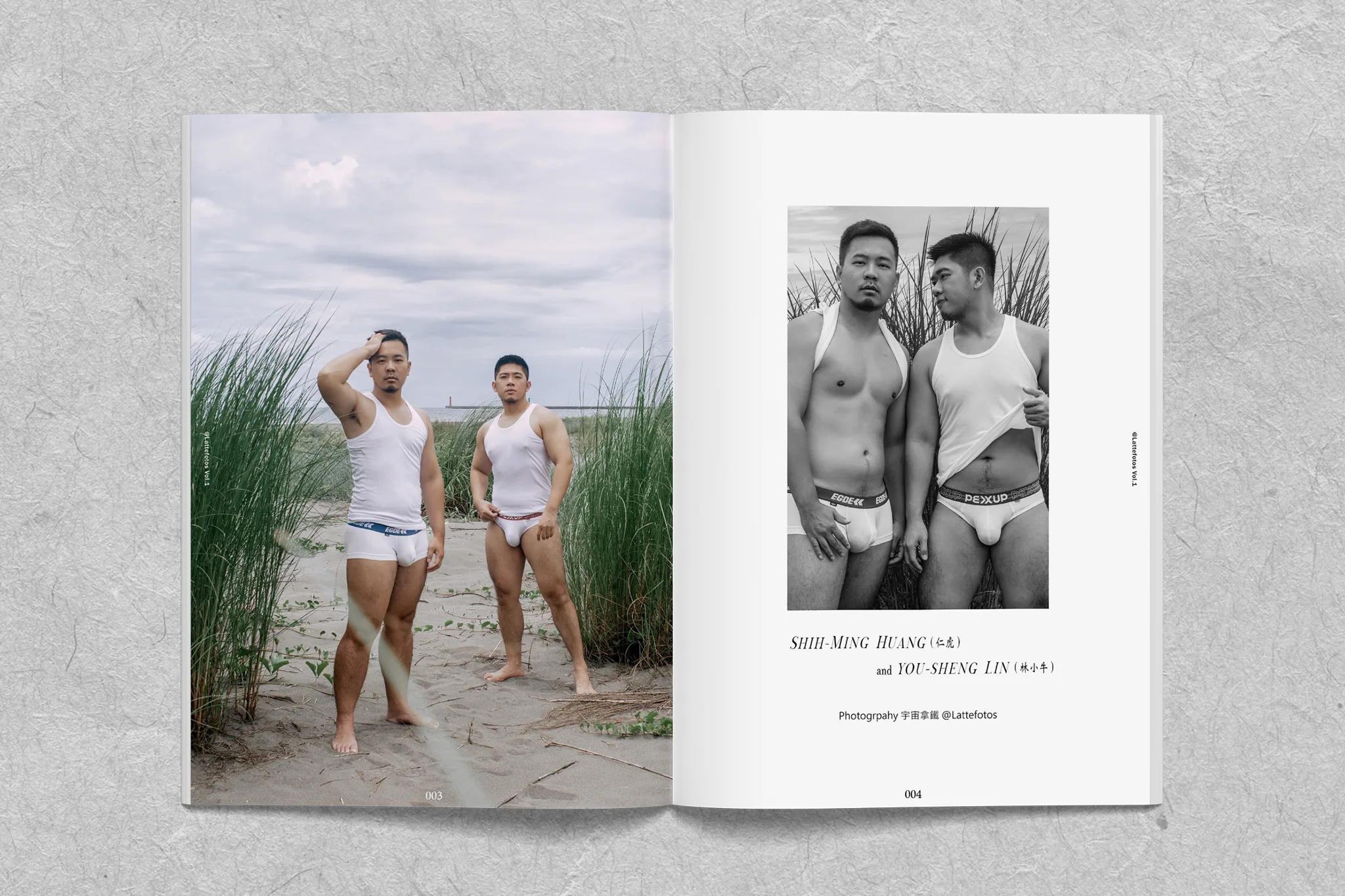 XXERØS Magazine Vol.01《BLUSH》男性寫真電子攝影誌 8 Lattefotos XXERØS Vol.01 男體藝術攝影:海灘蘆葦叢中兩名男性,彩色與黑白對照跨頁呈現