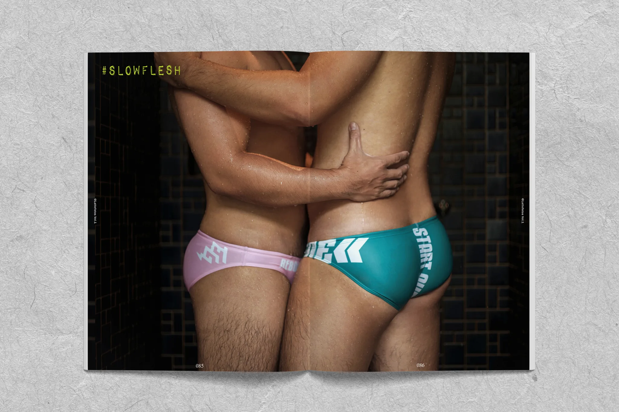 XXERØS Magazine Vol.01《BLUSH》男性寫真電子攝影誌 10 Lattefotos XXERØS Vol.01 男體藝術攝影:兩名男性濕身相擁跨頁,#SLOWFLESH 章節,深色背景強烈對比