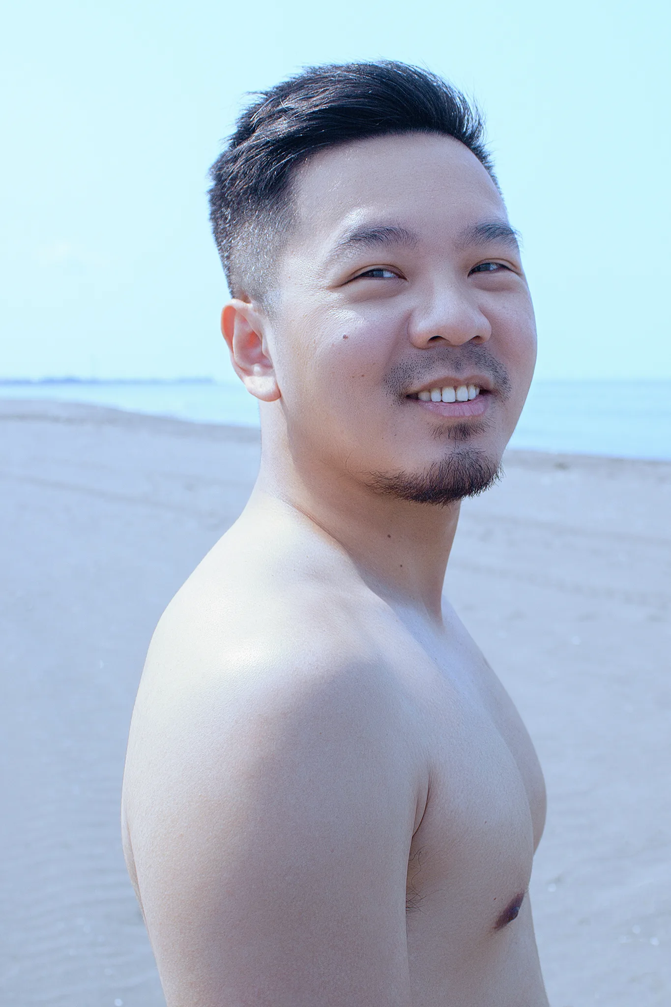 宇宙拿鐵男性寫真：仁虎海邊直式半身特寫。