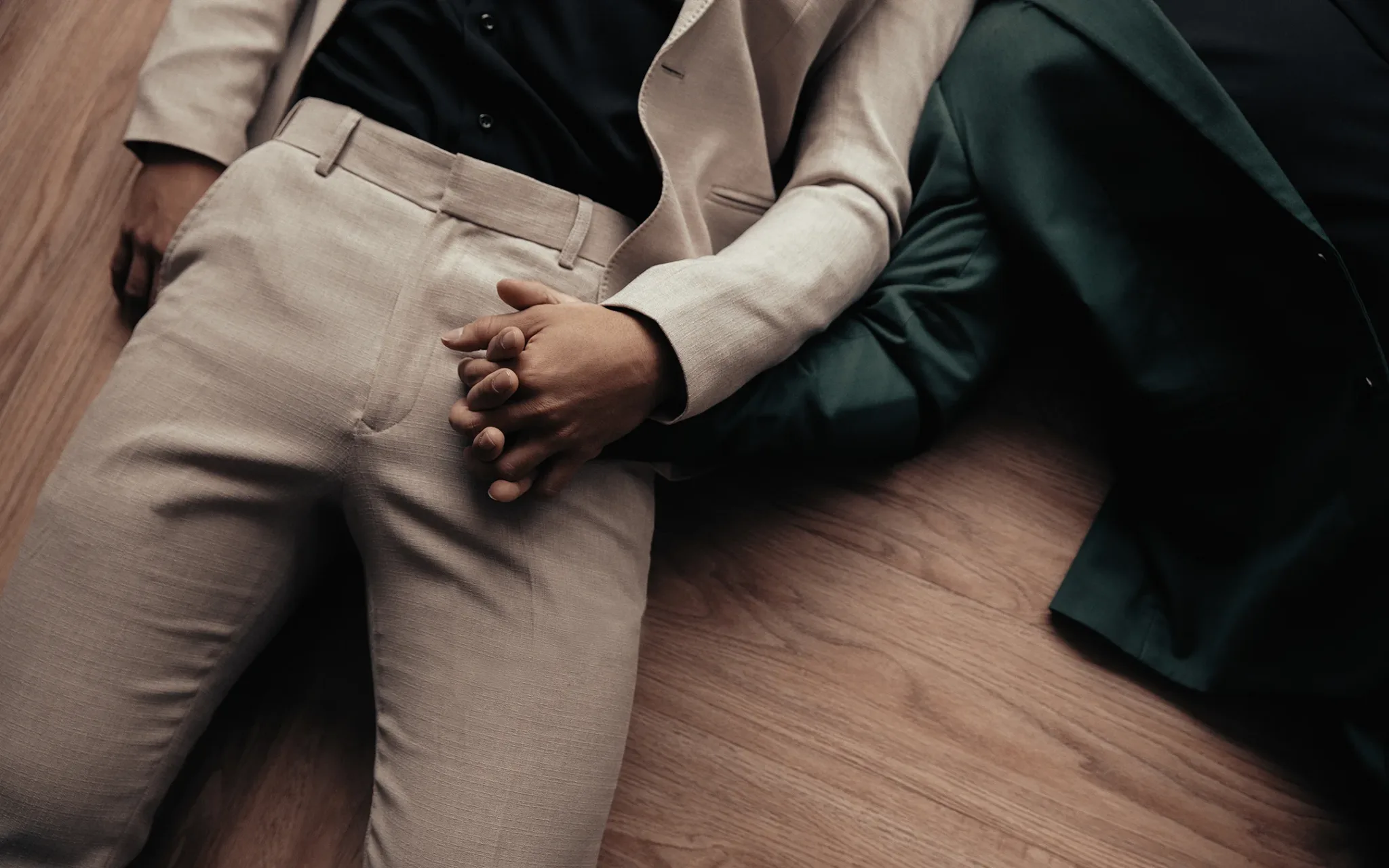 宇宙拿鐵 Lattefotos 男男婚紗：兩人手指扣住彼此的牽手近拍。