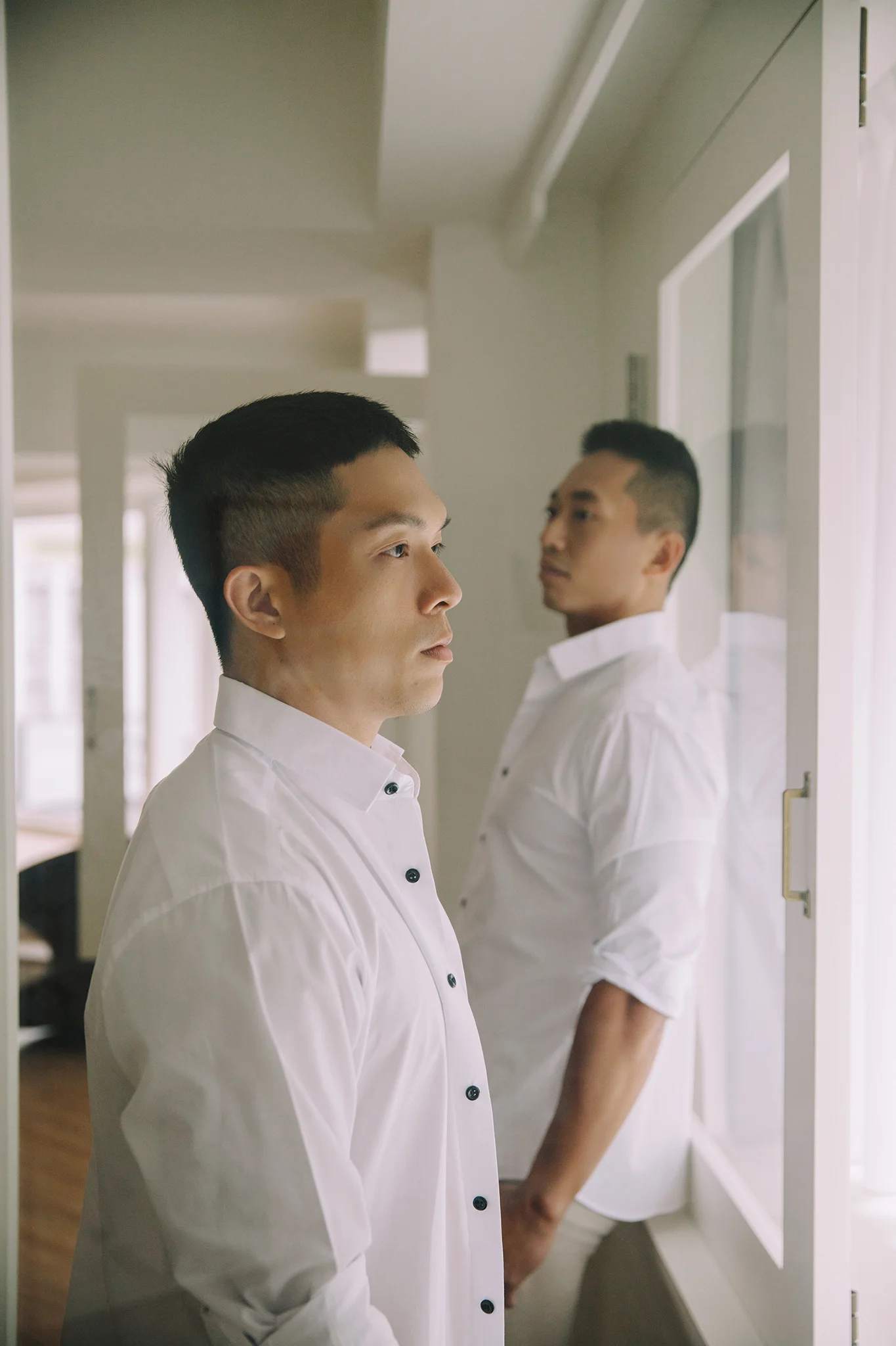 宇宙拿鐵 Lattefotos 日常婚紗：Josh 與 Roy 窗邊靜謐。