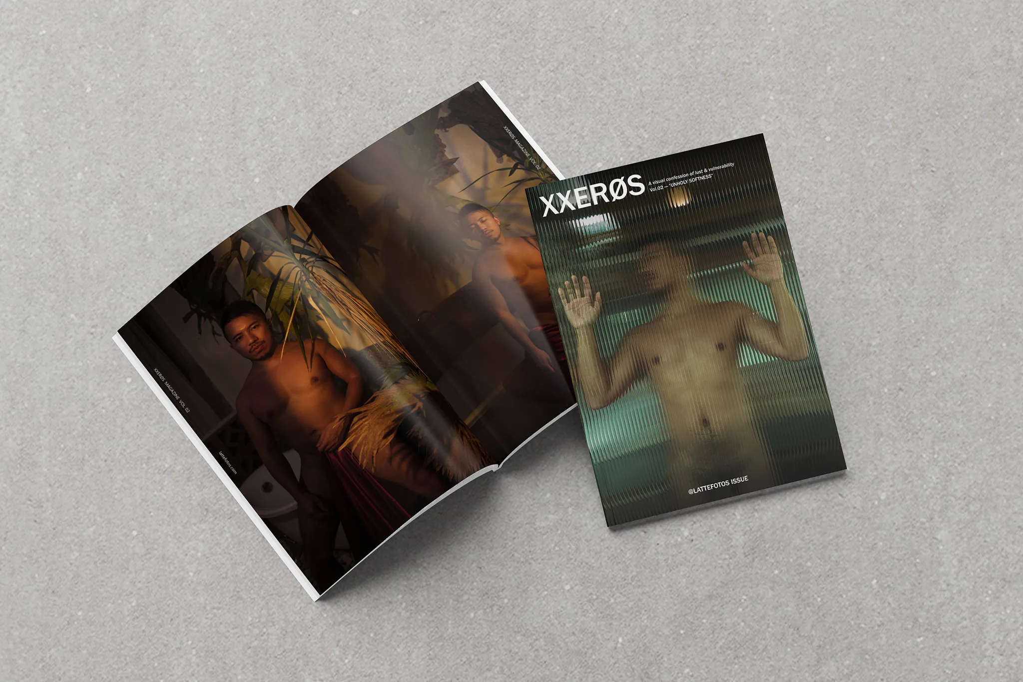 XXERØS Vol.02《UNHOLY SOFTNESS》|小貢 21 宇宙拿鐵男體寫真電子雜誌《XXERØS》第二期數位樣機。畫面上方展示翻開的叢林風電子內頁,旁側為雜誌封面。整體以 3D 立體樣機形式呈現於水泥灰背景上,凸顯電子書的高清排版質感。