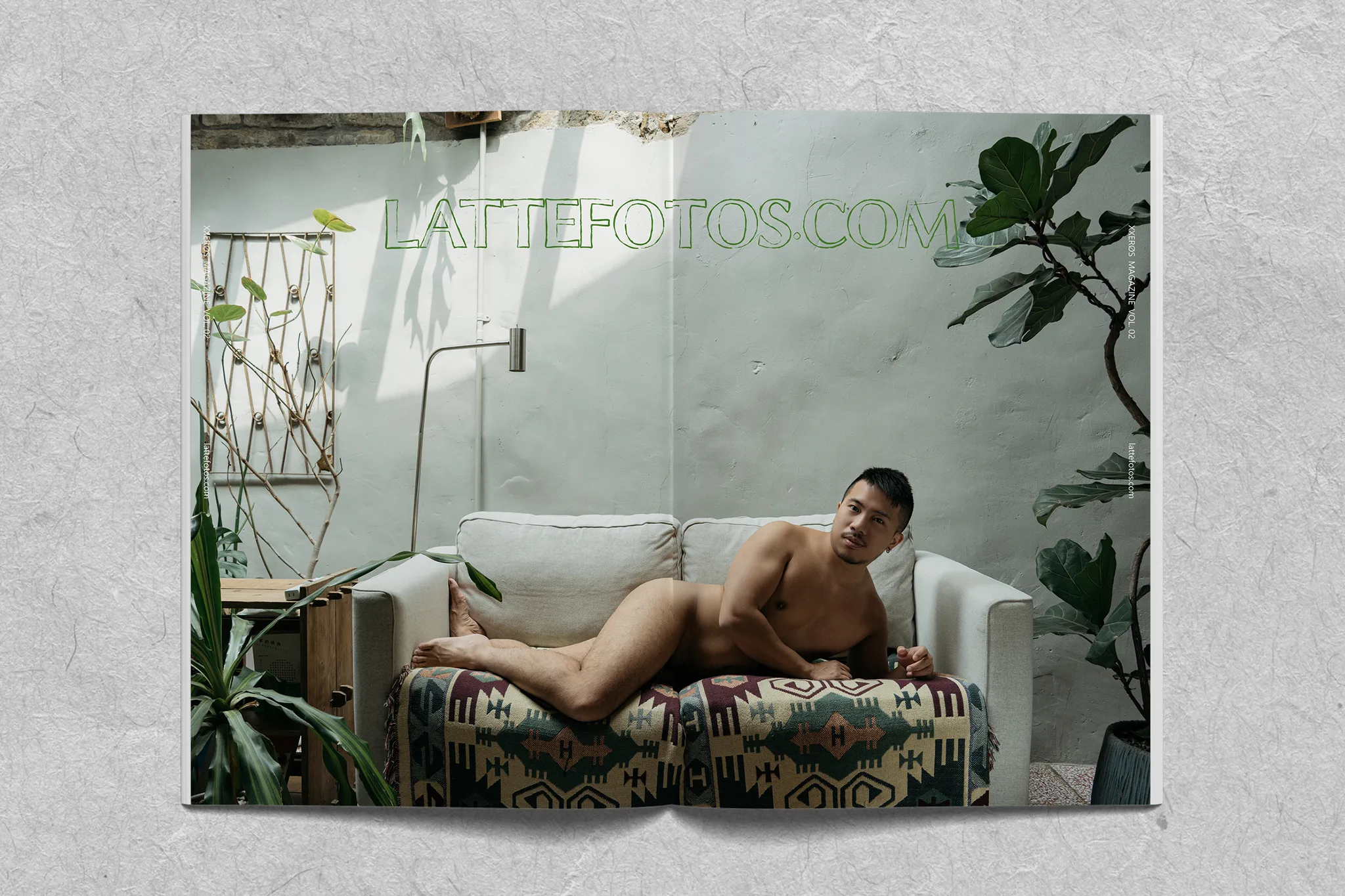 XXERØS Vol.02 男體藝術攝影：男性裸體側躺白色沙發，室內植物環繞，自然日光漫射