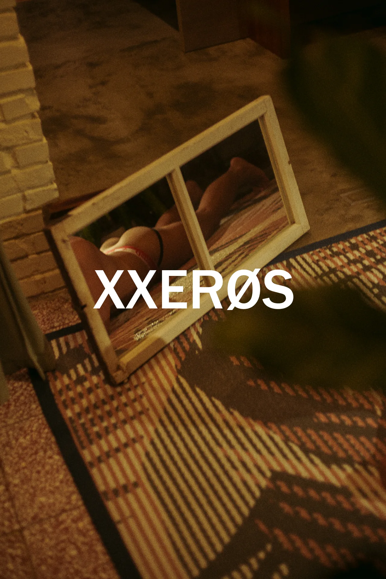 XXERØS Vol.02《UNHOLY SOFTNESS》|小貢 9 宇宙拿鐵/藝術攝影:鏡框倒映室內場景與身體片段,暖色光線營造私密而詩意的空間氛圍。