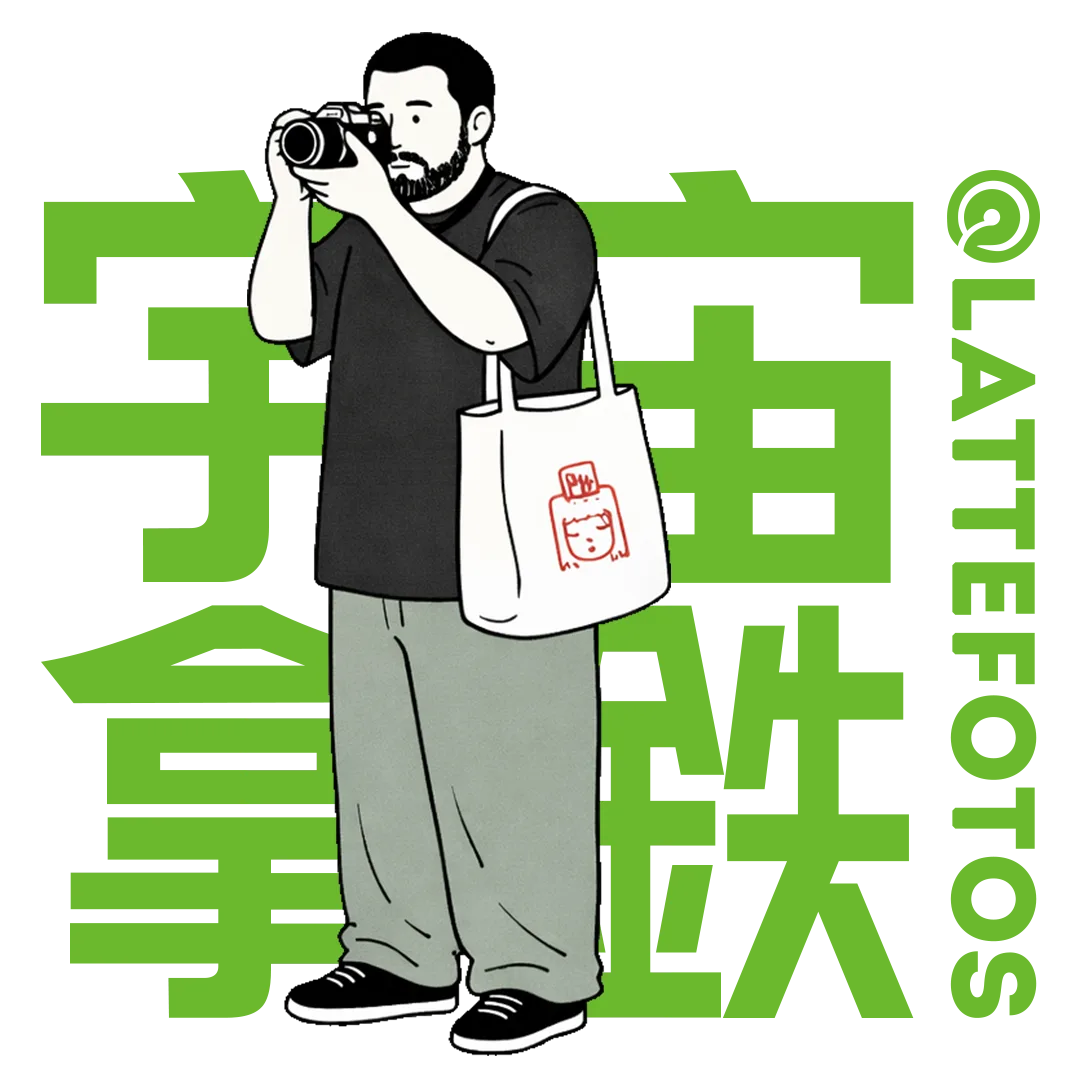 Lattefotos 攝影師形象插畫：一位留著鬍子的男攝影師拿著相機拍照，肩背印有紅色人頭插畫的白色帆布包，背景為亮綠色的大字「宇宙拿鐵」與綠色文字「@LatteFotos」。