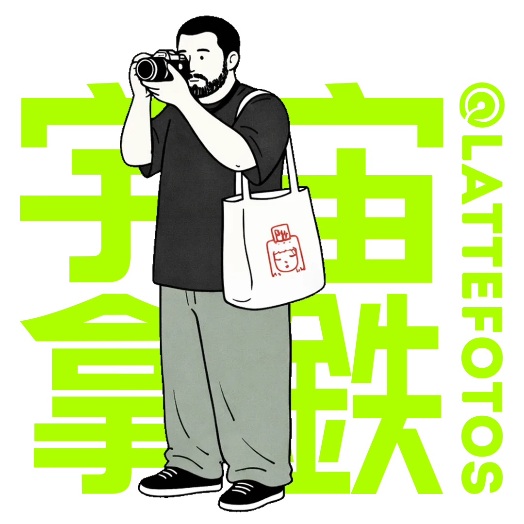 Lattefotos 攝影師形象插畫：一位留著鬍子的男攝影師拿著相機拍照，肩背印有紅色人頭插畫的白色帆布包，背景為亮綠色的大字「宇宙拿鐵」與綠色文字「@LatteFotos」。