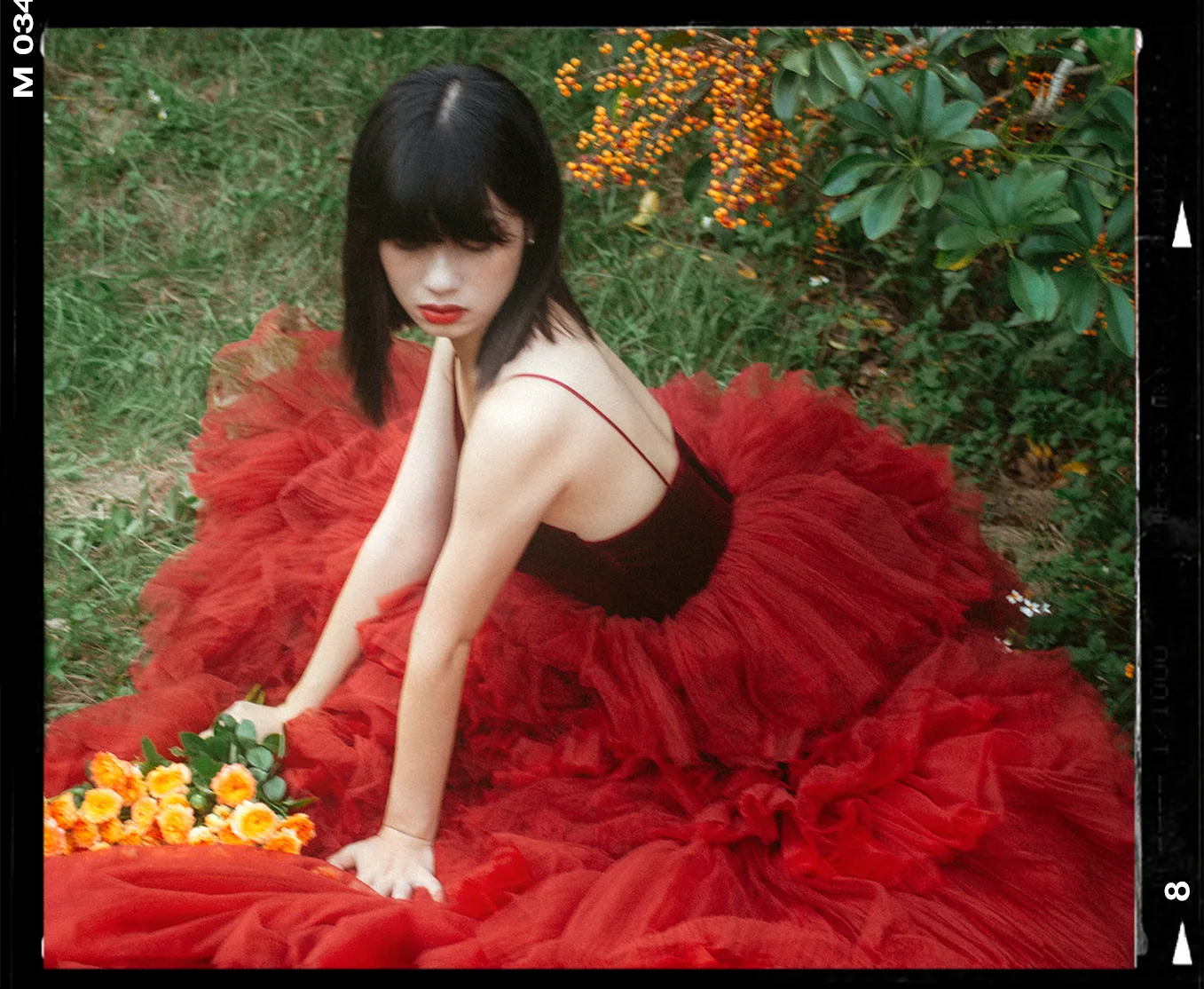 Lattefotos-台中女性寫真-04-戶外森林紅紗蓬裙唯美寫真 宇宙拿鐵 @Lattefotos 台中女性寫真,女子身穿八田伴伴大紅禮服蓬裙俯臥於綠意植物背景中。