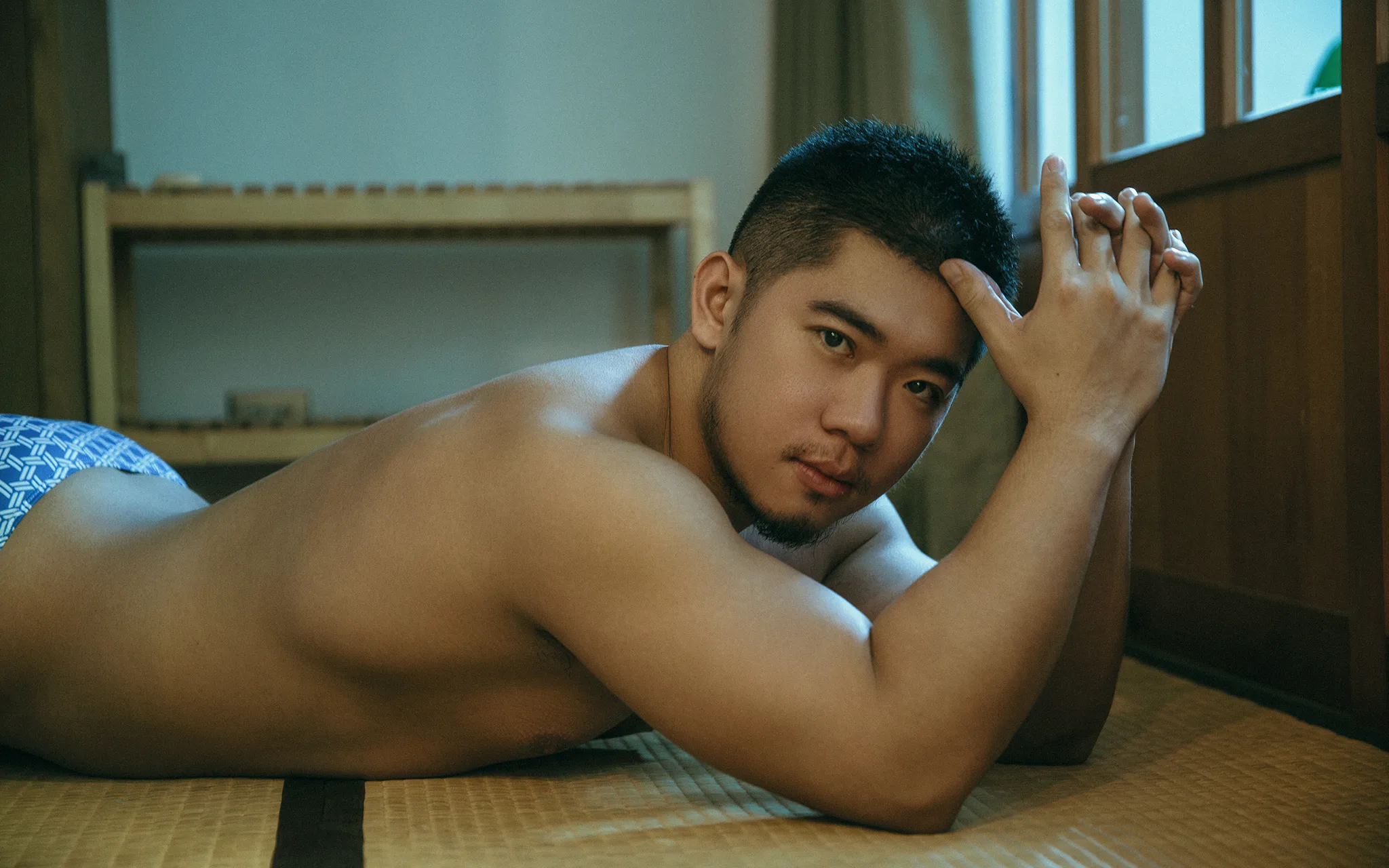 台南老宅寫真|榻榻米上的隨性姿態 居家感男寫真:榻榻米躺臥撥頭髮動作特寫