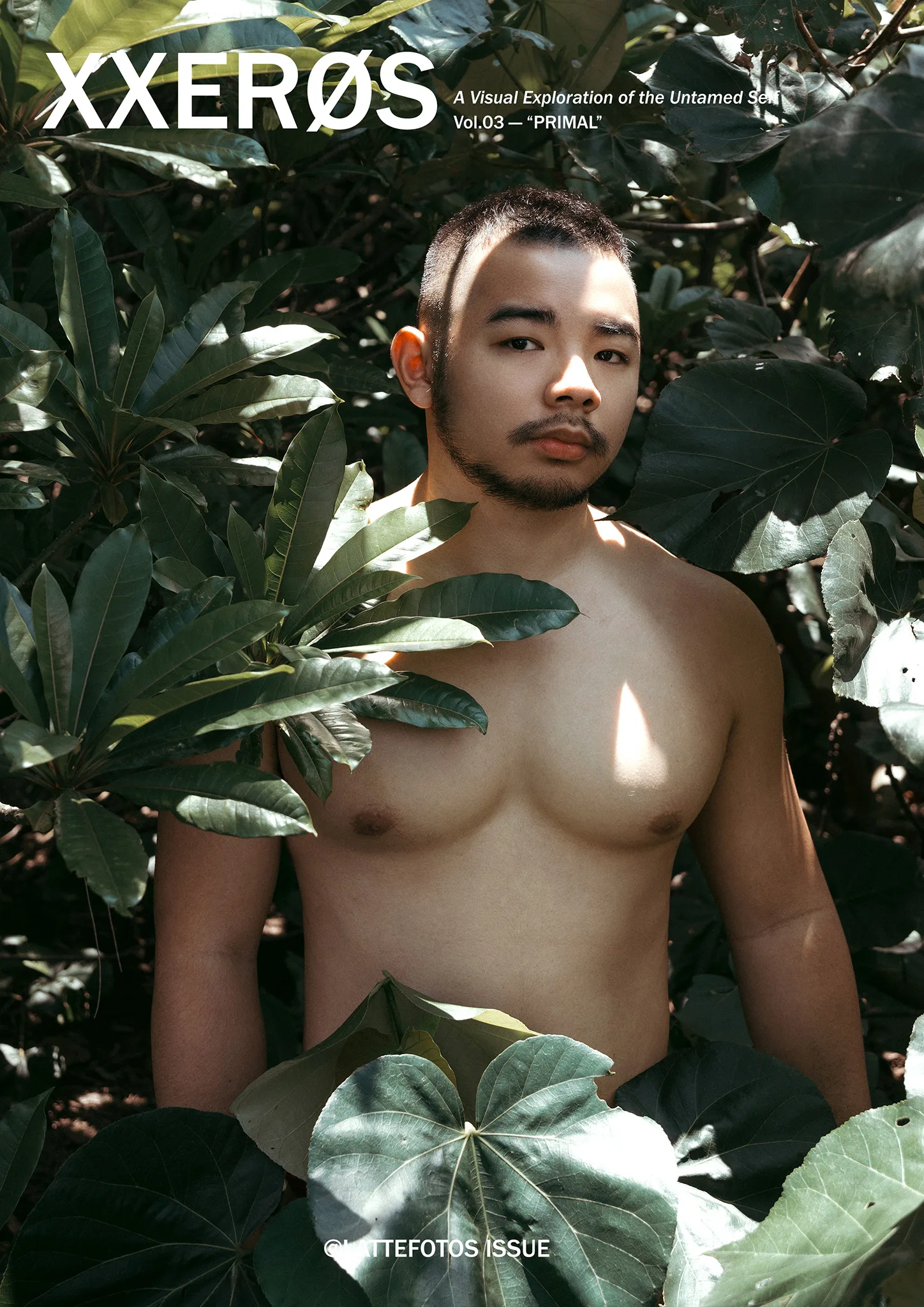 宇宙拿鐵 男體藝術：XXERØS Vol.03 PRIMAL封面，男性半裸身體被熱帶植物葉片環繞，自然光打落胸口
