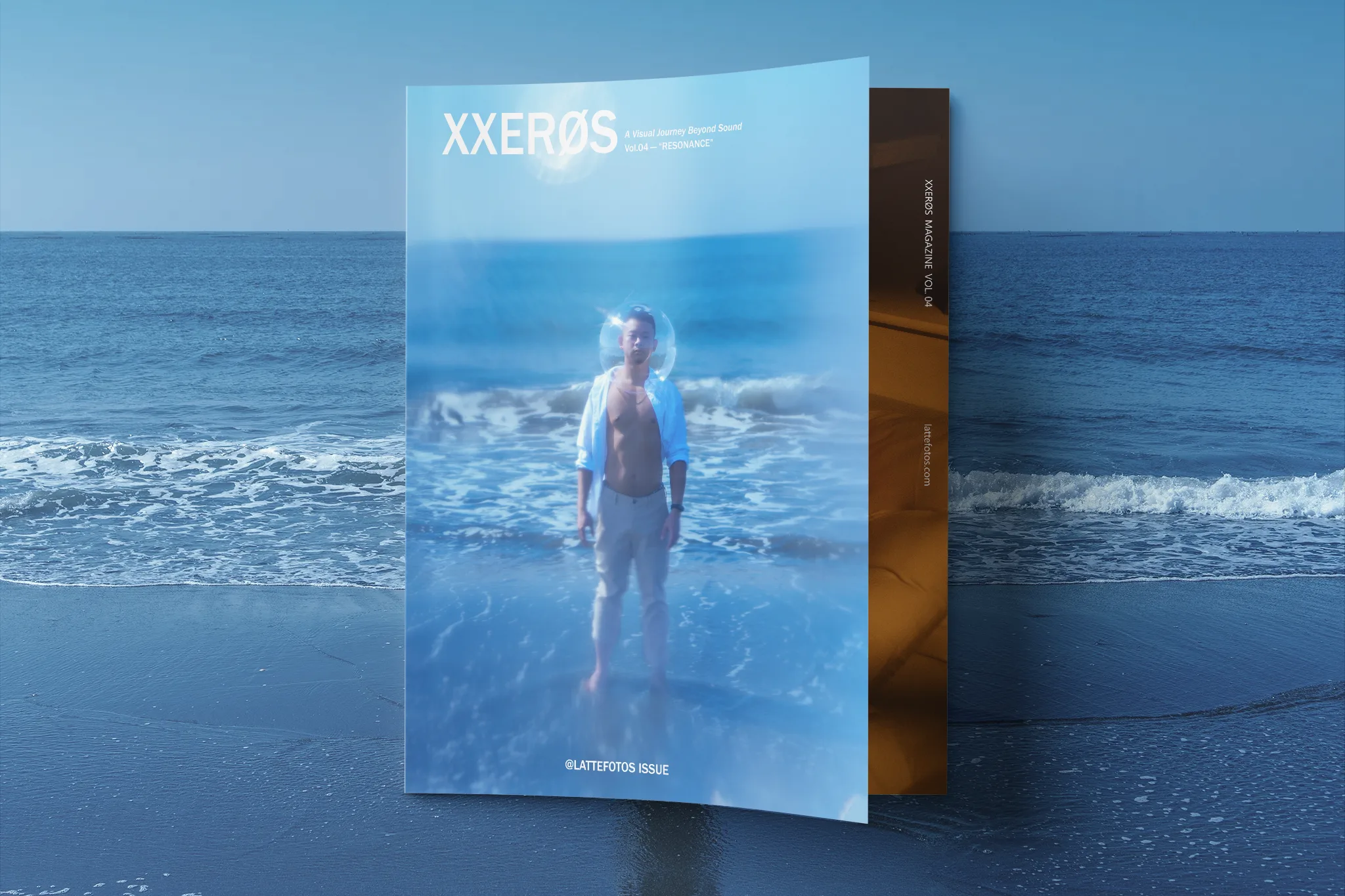 XXERØS Vol.04《RESONANCE》 | 玉米 19 玉米獨立站於台南小美軍海灘浪邊,藍天遠景,男性寫真封面照,宇宙拿鐵 Lattefotos