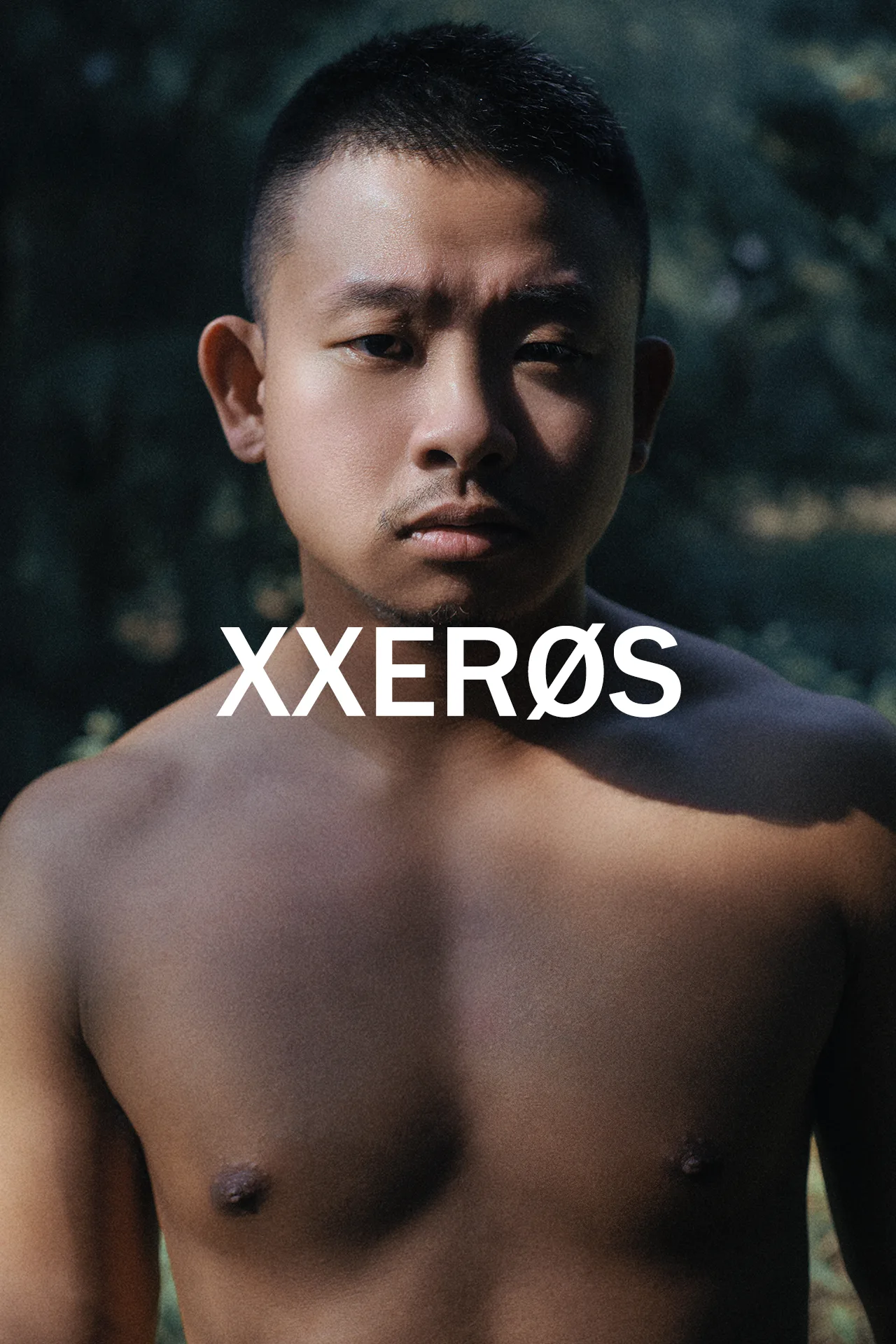 XXERØS Vol.04《RESONANCE》 | 玉米 7 玉米台南林間直視鏡頭,半裸上身,自然光穿透葉隙,台南戶外男性寫真,宇宙拿鐵 @Lattefotos