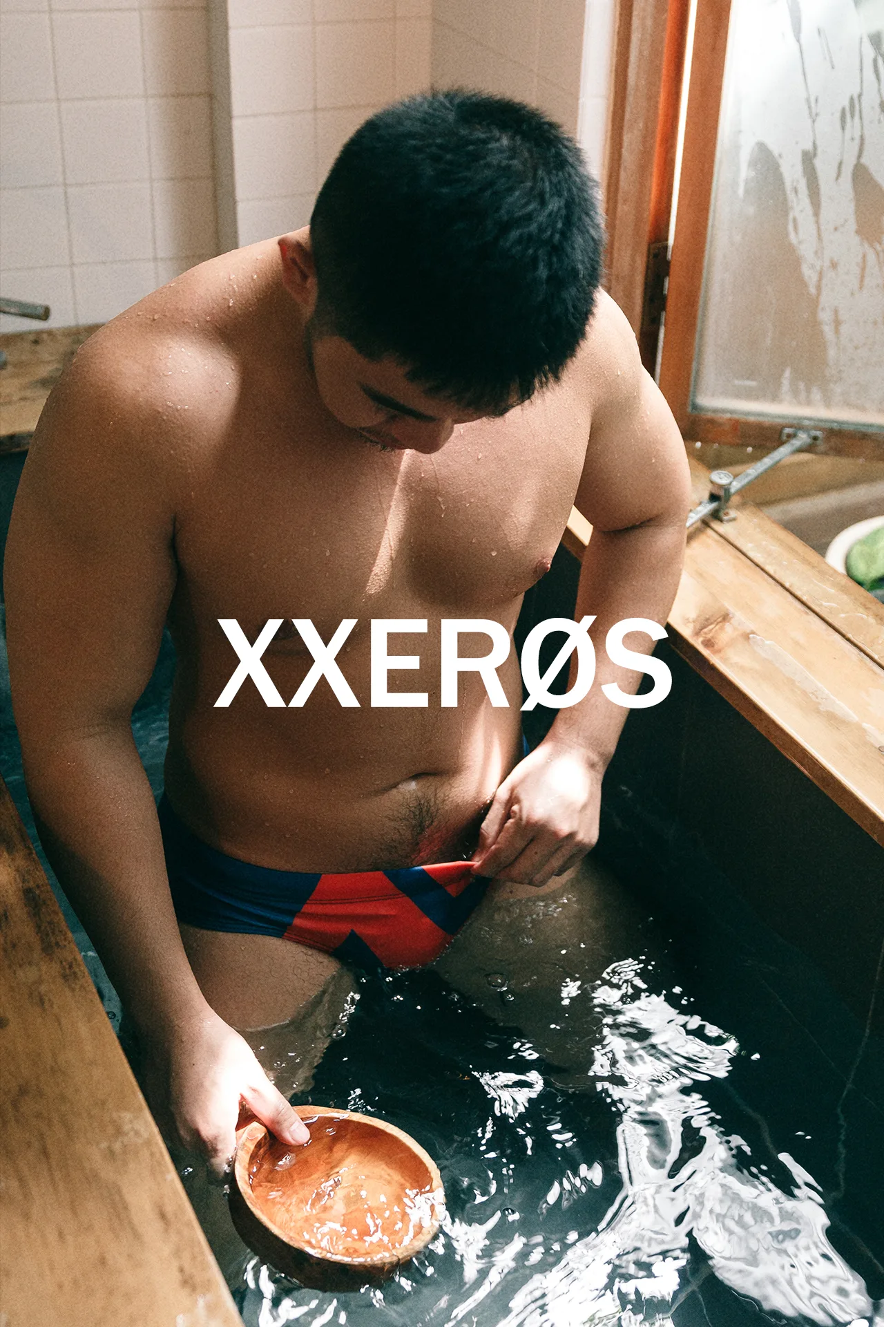 XXERØS Vol.05《REMAIN》 | 林小牛 7 藝術光影寫真:木造浴池邊雙手接觸水面畫面