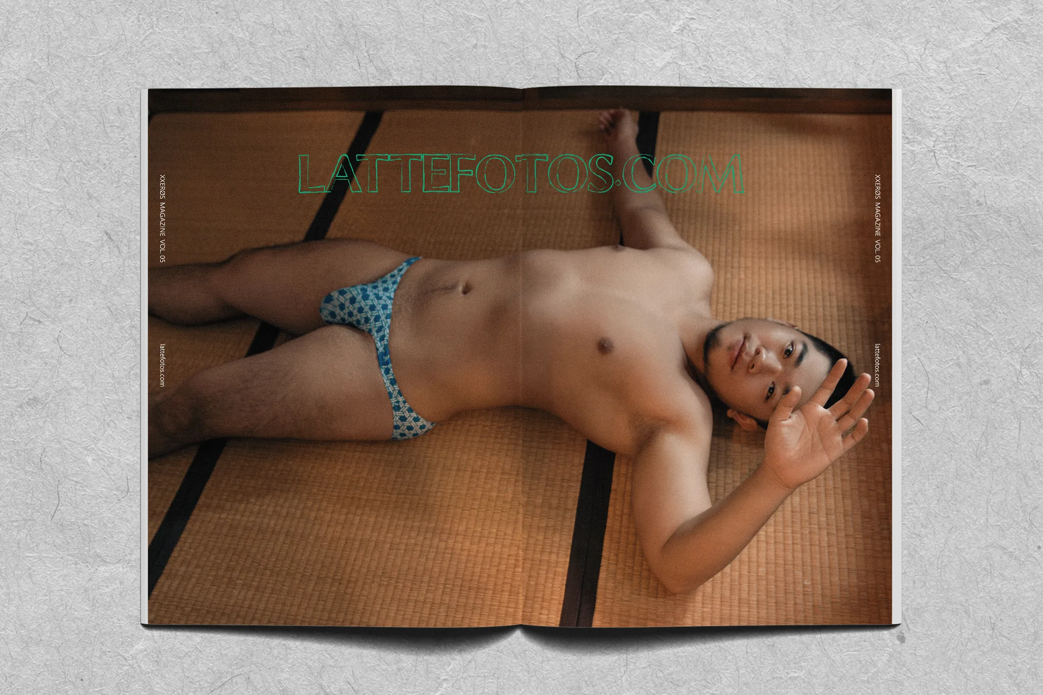 XXERØS Magazine Vol.05《REMAIN》| 男性寫真電子攝影誌 8 林小牛臥躺於室內暖橘燈光場景,身體輪廓在光影中放鬆呈現,男體藝術攝影